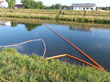 Die Ölsperre im Hafen in Haßfurt  Foto: Klaus Schmitt