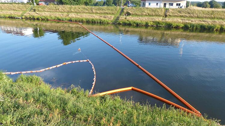 Die Ölsperre im Hafen in Haßfurt  Foto: Klaus Schmitt