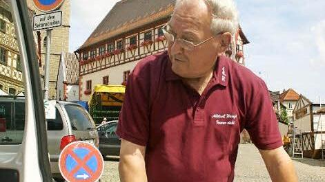 Eine Szene vom gestrigen Freitag: Rudolf Schlereth räumt auf dem Marktplatz eine Leiter in sein Auto. Der 83-jährige Knetzgauer ist seit 1985 "ohne Unterbrechung" beim Zeiler Altstadt-Weinfest dabei. Das Jubiläums-Polo-Shirt durfte er schon einmal überziehen.  Foto: Klaus Schmitt