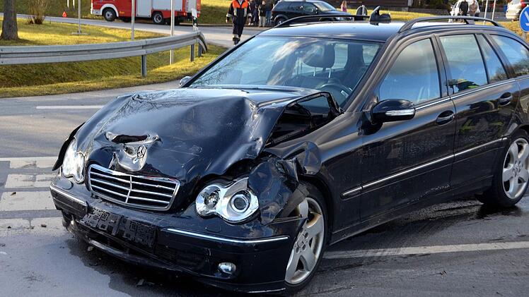 Vier Menschen wurden bei diesem Unfall zwischen Bad Bocklet und Aschach verletzt. Foto: Peter Rauch
