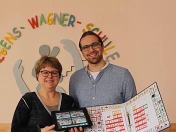 iPad vs. Ordner: Susanne Rech und Tobias F&uuml;rst zeigen verschiedenste Methoden der Unterst&uuml;tzten Kommunikation. Foto: Lisa Kieslinger