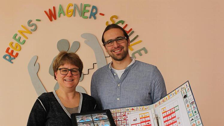 iPad vs. Ordner: Susanne Rech und Tobias F&uuml;rst zeigen verschiedenste Methoden der Unterst&uuml;tzten Kommunikation. Foto: Lisa Kieslinger