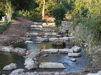 Mit vielen Querungen wurde die Gewässerlandschaft gestaltet.