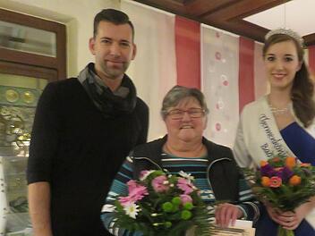 Der Hauptgewinn geht an Hannelore Dippold (Mitte) Foto: privat