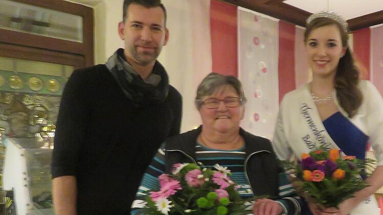 Der Hauptgewinn geht an Hannelore Dippold (Mitte) Foto: privat