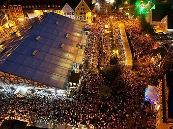 Das Kulmbacher Bierfest soll auf den   Zentralparkplatz  zurückkehren - dafür sammeln Rainer Greibel und Dieter Fick Unterschriften. Archiv/Ingo Bär