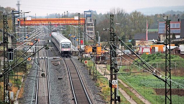 Der stehende Zug am ehemaligen Bahnübergang Eggolsheim Foto: JH