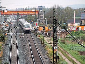 Der stehende Zug am ehemaligen Bahnübergang Eggolsheim Foto: JH