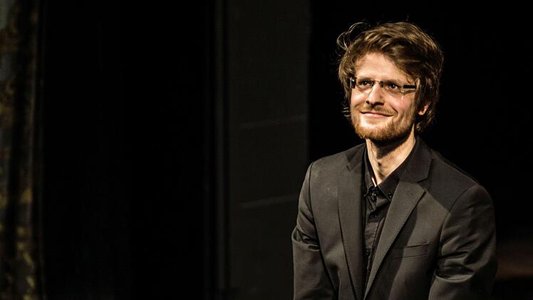 Viel Applaus bei der Coburger Premiere von "Pinocchio" gab es auch für den Dirigenten Paul Willot-Förster.Foto: Jochen Berger