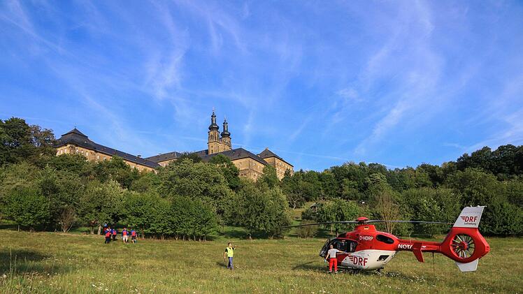 Am Freitag gab es gleich zwei Schwerverletzte bei Freizeitsport-Unf&auml;llen im Landkreis Lichtenfels: Gegen 18 Uhr st&uuml;rzte ein Gleitschirmflieger in Neubanz, nahe des Klosters Banz, ab. Fotos: Merzbach/News5