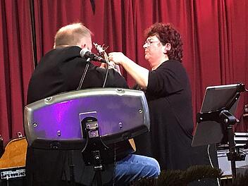 Wulli spielt und Sonja zieht konzentriert die E-Saite auf.  Foto: Michael Busch