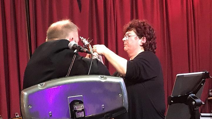 Wulli spielt und Sonja zieht konzentriert die E-Saite auf.  Foto: Michael Busch