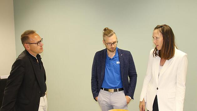 B&uuml;rgermeister Mario G&ouml;tz, Daniel Korn (Kommunale Jugendarbeit), und Projektmanagerin Antje Rink.  Foto: Hilmar Ruppert