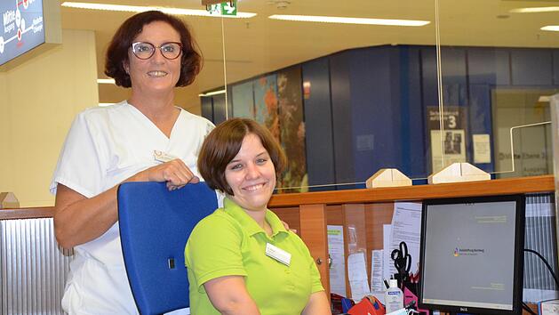 Monika Lachmann (links) und Selina Gron an der Rezeption des Klinikums: "Mein perfekter Traum-Arbeitsplatz"