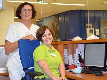 Monika Lachmann (links) und Selina Gron an der Rezeption des Klinikums: "Mein perfekter Traum-Arbeitsplatz"