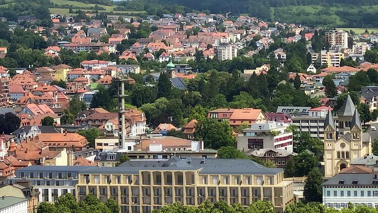 Diese Bildmontage zeigt, wie sich das Hotel (Bildmitte) künftig ins Stadtbild einfügen soll.