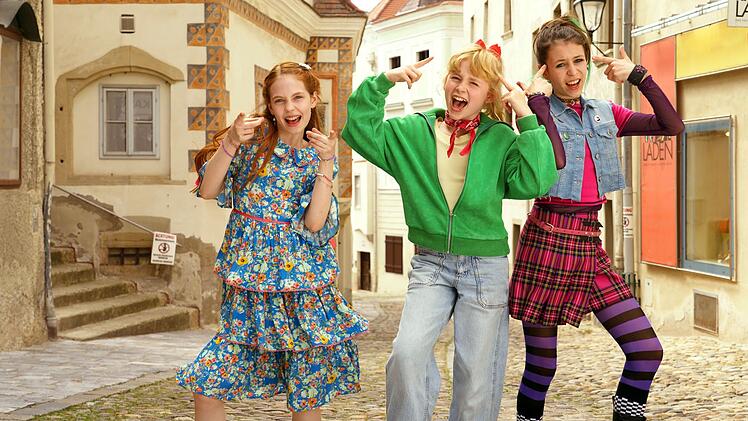 Bibi Blocksberg (Nala, Mitte), Flauipaui (Philomena Amari, links) und Schubia (Carla Demmin) müssen in "Bibi Blocksberg - Das große Hexentreffen" den Hexenkongress retten.