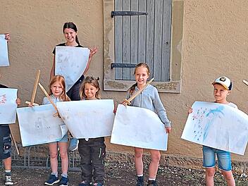 Zur Erinnerung an die Zeitreise haben die Kinder ein Bild ihrer Traumburg gemalt, wof&uuml;r die J&uuml;ngeren zur Belohnung ein Holzschwert erhielten.Wolfgang Mandery