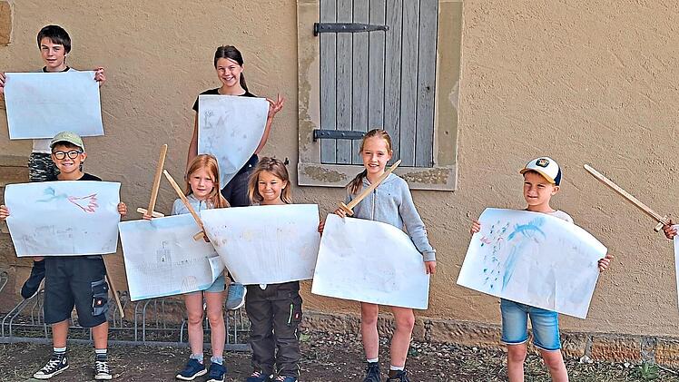 Zur Erinnerung an die Zeitreise haben die Kinder ein Bild ihrer Traumburg gemalt, wof&uuml;r die J&uuml;ngeren zur Belohnung ein Holzschwert erhielten.Wolfgang Mandery