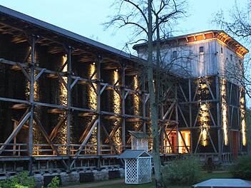 Die Fassadenstrahler am Gradierwerk sorgen für eine magisch wirkende Illumination. Foto: Thomas Mäuser/Archiv