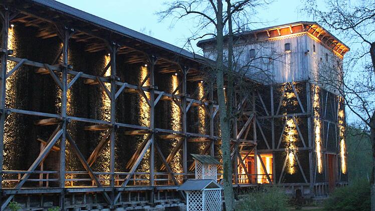 Die Fassadenstrahler am Gradierwerk sorgen für eine magisch wirkende Illumination. Foto: Thomas Mäuser/Archiv