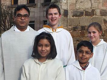 Zu den Ministranten, die Pater Chettiar (l.) unterstützten, gehörten auch Kianna und Keegan Joseph (vorne), die ebenfalls indische Wurzeln haben. Foto: Manfred Welker