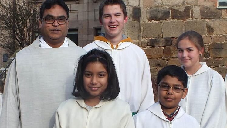 Zu den Ministranten, die Pater Chettiar (l.) unterstützten, gehörten auch Kianna und Keegan Joseph (vorne), die ebenfalls indische Wurzeln haben. Foto: Manfred Welker
