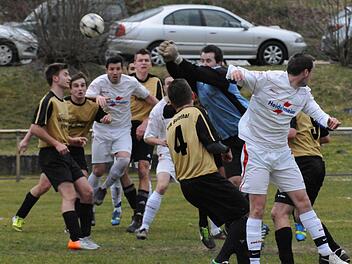 Vollversammlung im Sulzthaler Strafraum (von links): Maximilian Rausch, Jonas Ollmann, Felix Keß, Dominic Bischof (Nr. 4) und Keeper Felix Neder verteidigen gegen die Brückenauer Konstantin Bengart (hinten, weißes Trikot) und Lubomir Stieranka (vorne).  Foto: ssp