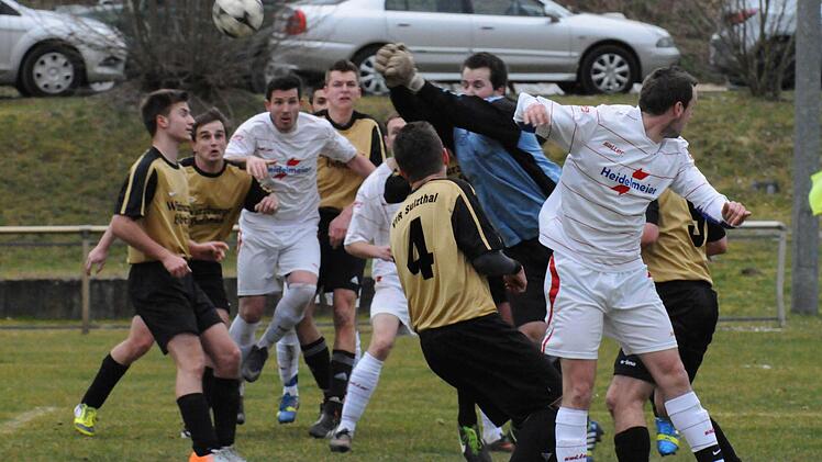 Vollversammlung im Sulzthaler Strafraum (von links): Maximilian Rausch, Jonas Ollmann, Felix Keß, Dominic Bischof (Nr. 4) und Keeper Felix Neder verteidigen gegen die Brückenauer Konstantin Bengart (hinten, weißes Trikot) und Lubomir Stieranka (vorne).  Foto: ssp