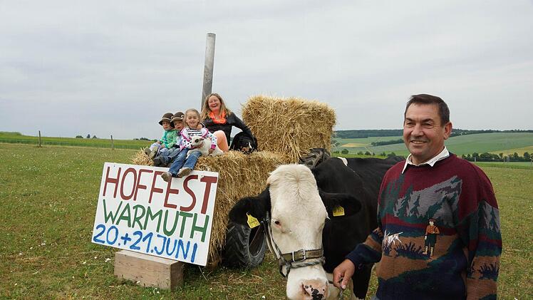 Tim, Luca und Hannah warten mit ihren Großeltern Martha und Leo Warmuth auf Gäste. Foto: Arkadius Guzy