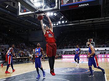 Daniel Theis von den Brose Baskets beim Dunking; links der Würzburger Dru Joyce, rechts John Brockman von den MHP Riesen Ludwigsburg. Fotos: Daniel Löb