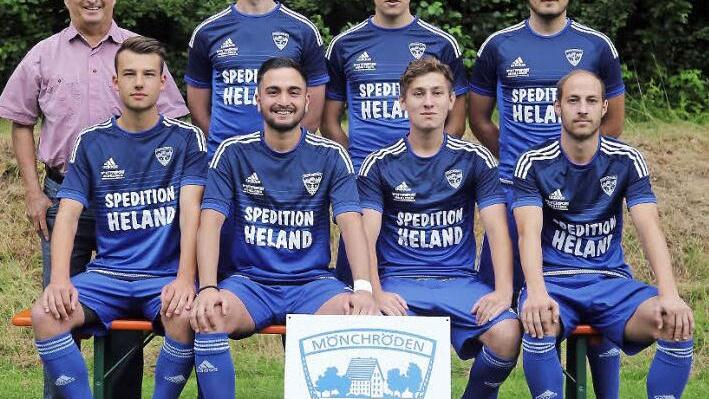 Der TSV M&ouml;nchr&ouml;den stellte seine Neuzug&auml;nge f&uuml;r den Beziksligakader vor, hintere Reihe (von links): Pr&auml;sident Hans Joachim Lieb, Marco Bornitzky (vom SV Gro&szlig;garnstadt), Alexander Stutzky (vom FC Adler Weidhausen), Ahmed Gasmi (vom TSV M&ouml;nchr&ouml;den II); vordere Reihe: Luca Endler (vom FC Coburg), Murat Kirtay (von Bosporus Coburg), Kai M&uuml;ller (vom TBVfL Neustadt/Wildenheid) und Kevin Treubel (vom TSV Oberlauter); es fehlt im Bild Benedikt Carl (von der JFG R&ouml;dental). Foto: Timo Geldner