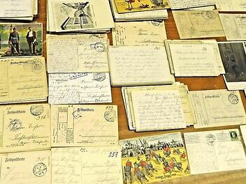 Eine Auswahl von Briefen und Karten, die im ersten Weltkrieg in Lichtenstein ankamen.  Foto: Manfred Greinke