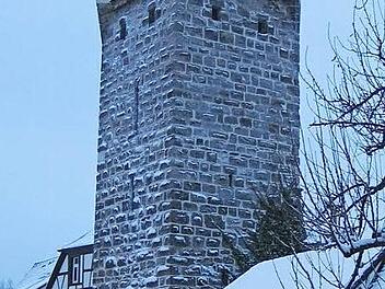 Vom Vehnturm herab wurde in Herzogenaurach früher das neue Jahr begrüßt. Unser Bild zeigt ihn verschneit im Winter 2006. Foto: maw