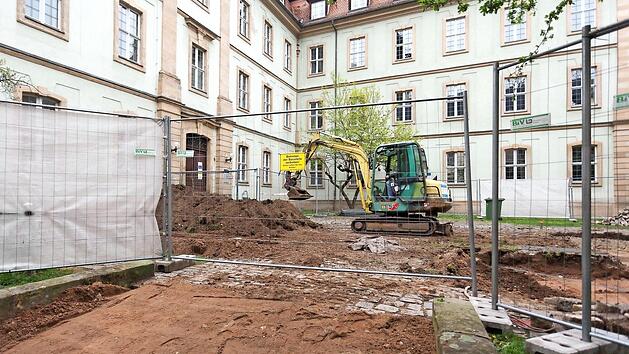 Im Innenhof zwischen den Geb&auml;uden An der Universit&auml;t 5 (U5) und 7 (U7) hat eine vorgezogene Bauma&szlig;nahme begonnen. Foto: Tim Kipphan/Uni