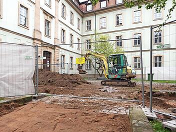 Im Innenhof zwischen den Geb&auml;uden An der Universit&auml;t 5 (U5) und 7 (U7) hat eine vorgezogene Bauma&szlig;nahme begonnen. Foto: Tim Kipphan/Uni