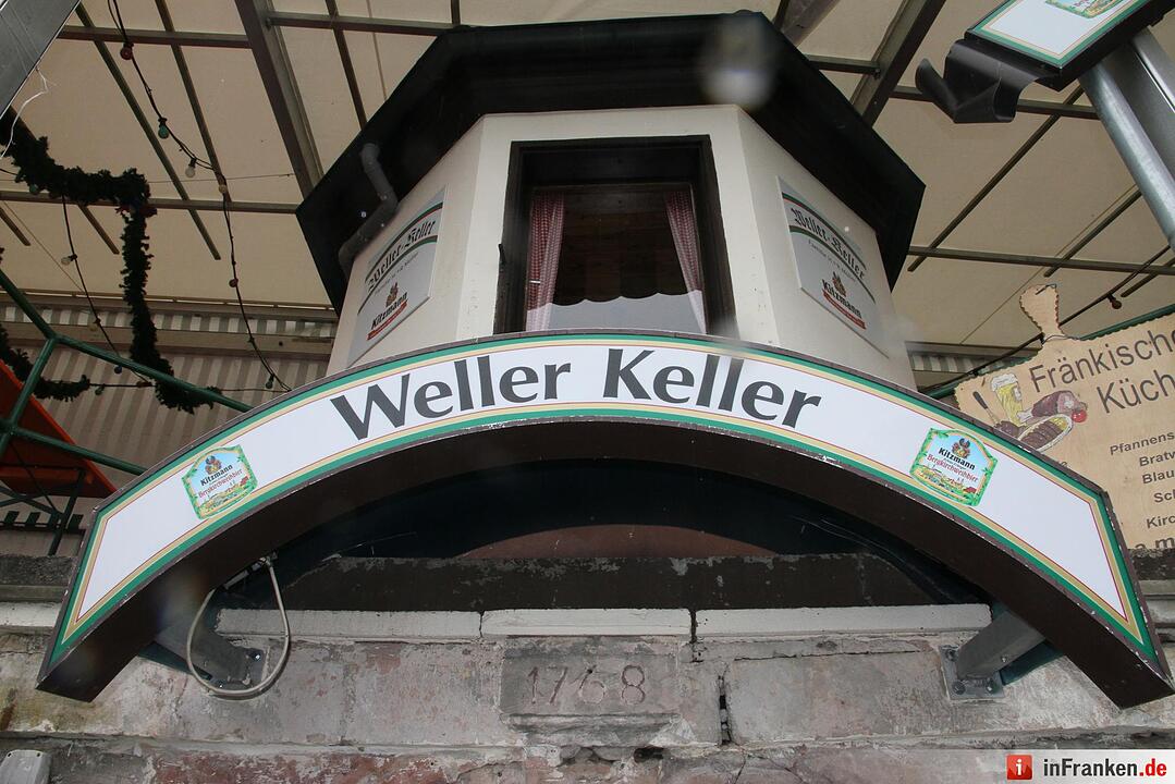 Wie der Hartmann Keller wird der Weller Keller von der Erlangerin Rosi Müller betrieben: Von der Weller-Terrasse aus lässt sich das bunte Treiben auf der Berg entspannt beobachten.