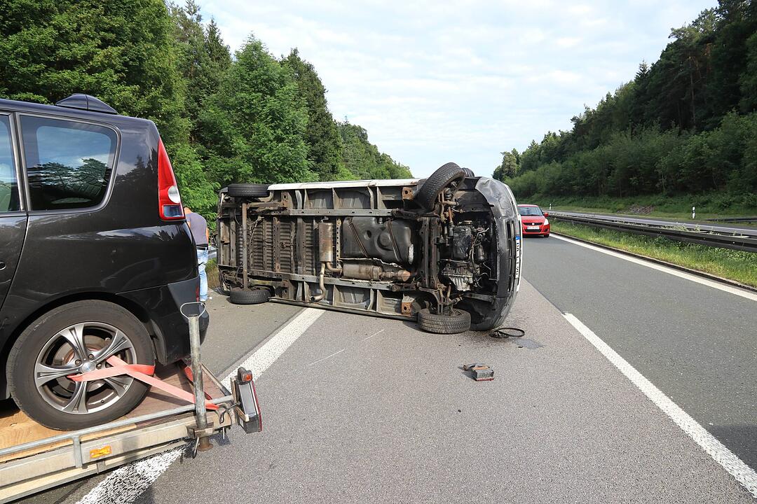 Transporter mit Anhänger kippt auf A73 bei Bamberg um