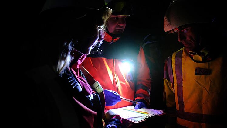 Laut Kreisbrandinspektor liefen die Absprachen zwischen Feuerwehr und Rettungsdienst "hervorragend".  Fotos: Gerd Schaar