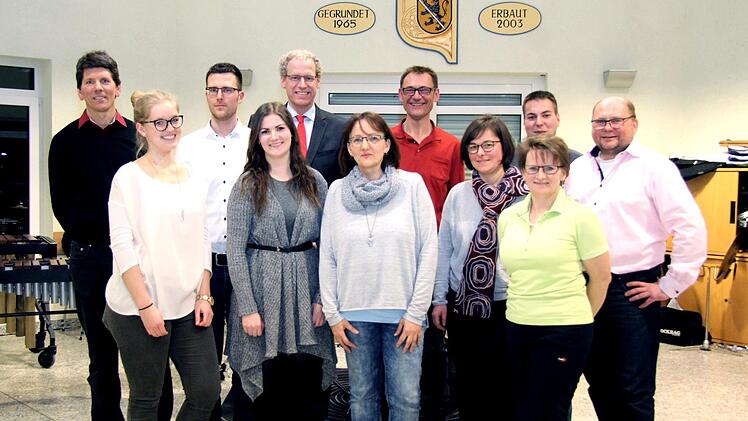 German Hacker und Norbert Engelmann (hinten Mitte) mit dem neugewählten Präsidium: Wolfgang Niewelt, Doris Hoffmann, Stefan Wolf, Lisa Daigfuß, Susanne Zech, Claudia Neuner, Renate Bürkl, Tobias Kamann und Thomas Büchs (v. l.)   Foto: Richard Sänger