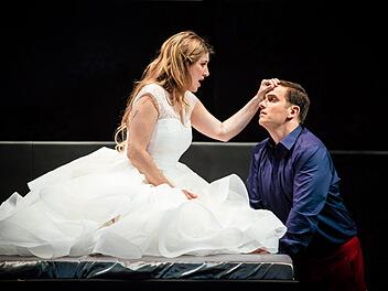Judith Kuhn in der Titelrolle und Milen Bozhkov als Prinz in der Coburger Neuinszenierung von Antonin Dvoráks "Rusalka". Die Premiere musste wegen der Erkrankung des Tenors in der Pause abgebrochen werden.Foto: Sebastian Buff