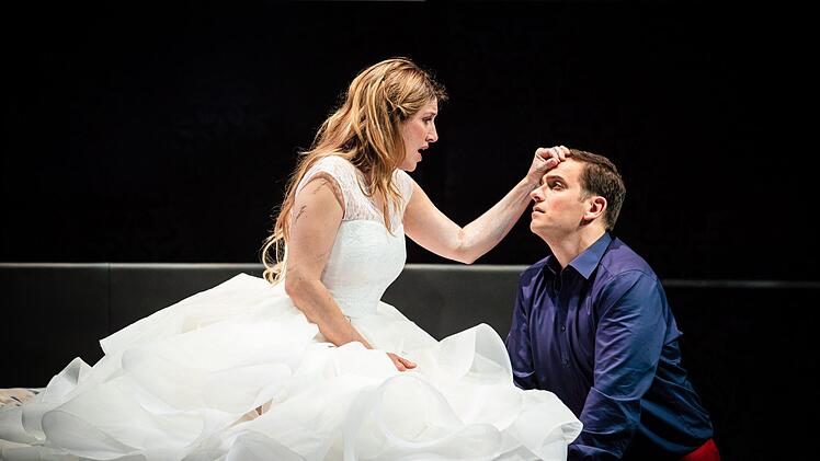 Judith Kuhn in der Titelrolle und Milen Bozhkov als Prinz in der Coburger Neuinszenierung von Antonin Dvoráks "Rusalka". Die Premiere musste wegen der Erkrankung des Tenors in der Pause abgebrochen werden.Foto: Sebastian Buff