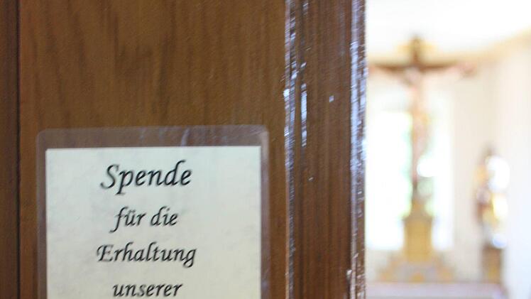 Spenden sind nach wie vor sehr willkommen. Mit ca. 40 000 € ist bisher etwa die Hälfte des erforderlichen Eigenanteils der Kirchenverwaltung zusammengekommen.