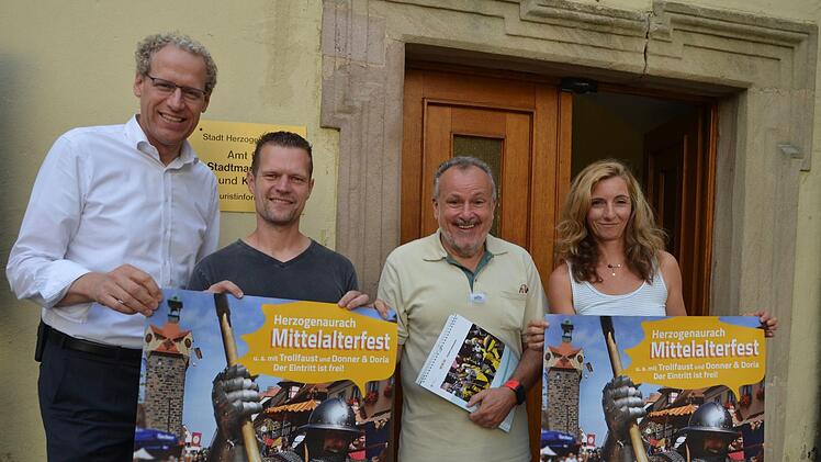 Werben für das Mittelalterfest (von links): German Hacker, Thomas Ackermann, Helmut Biehler und Verena Narriman  Foto: Bernhard Panzer