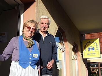 Gisela und Michael Straub vor dem Geschäft. Die Bäckerei Straub dürfte mit 112 Jahren eine der ältesten Betriebe in Oberthulba sein. Birgit Will