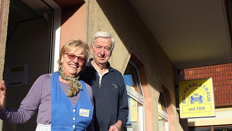 Gisela und Michael Straub vor dem Geschäft. Die Bäckerei Straub dürfte mit 112 Jahren eine der ältesten Betriebe in Oberthulba sein. Birgit Will