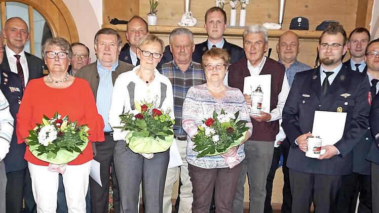 Die Weisendorfer Feuerwehr dankte langjährigen Mitgliedern und deren Partnern. Fotos: Richard Sänger