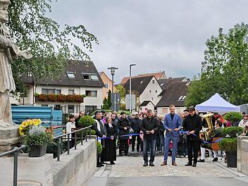 Bürgermeister Holger Bezold und Vertreter der ausführenden Unternehmen schneiden das Band durch und geben die Nepomukbrücke offiziell für den Verkehr frei.  Foto: Karl Heinz Wirth