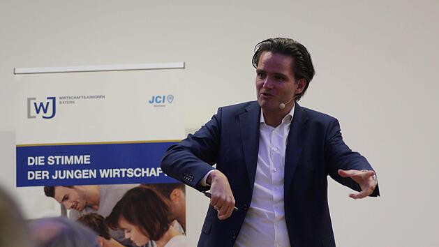 Referent Peter Holzer hatte die Sympathien auf seiner Seite. Sein Vortrag zur klaren Kante in der Kommunikation kam an. Foto: Markus H&auml;ggberg