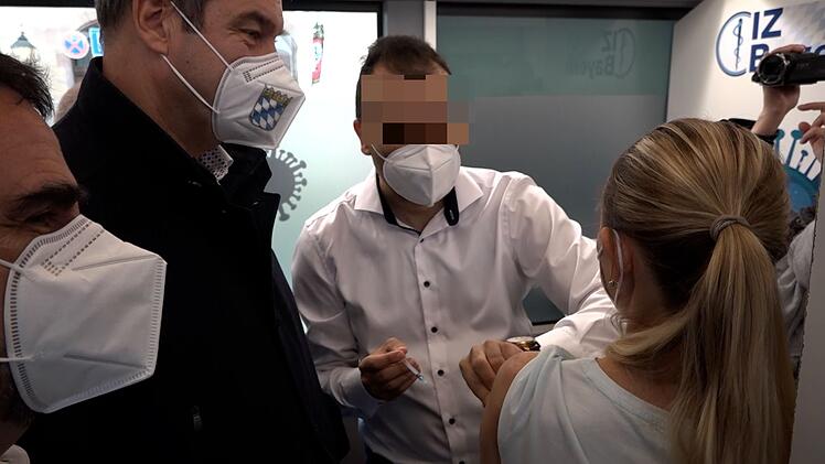 "Drei im Weggla": Söder und Holetschek für Corona-Impfaktion am Grill